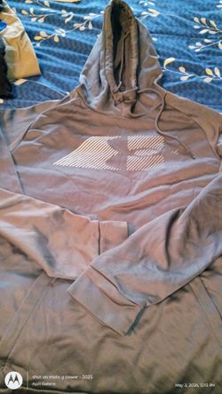 Men's medium under armour hoodie