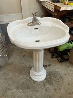 Faucet With Pedestal Sinks 