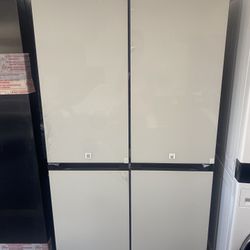 Bespoke 29 cu. ft. 4-Door Flex™ Refrigerator with Beverage Center™ & Customizable Door Panels in White Glass
