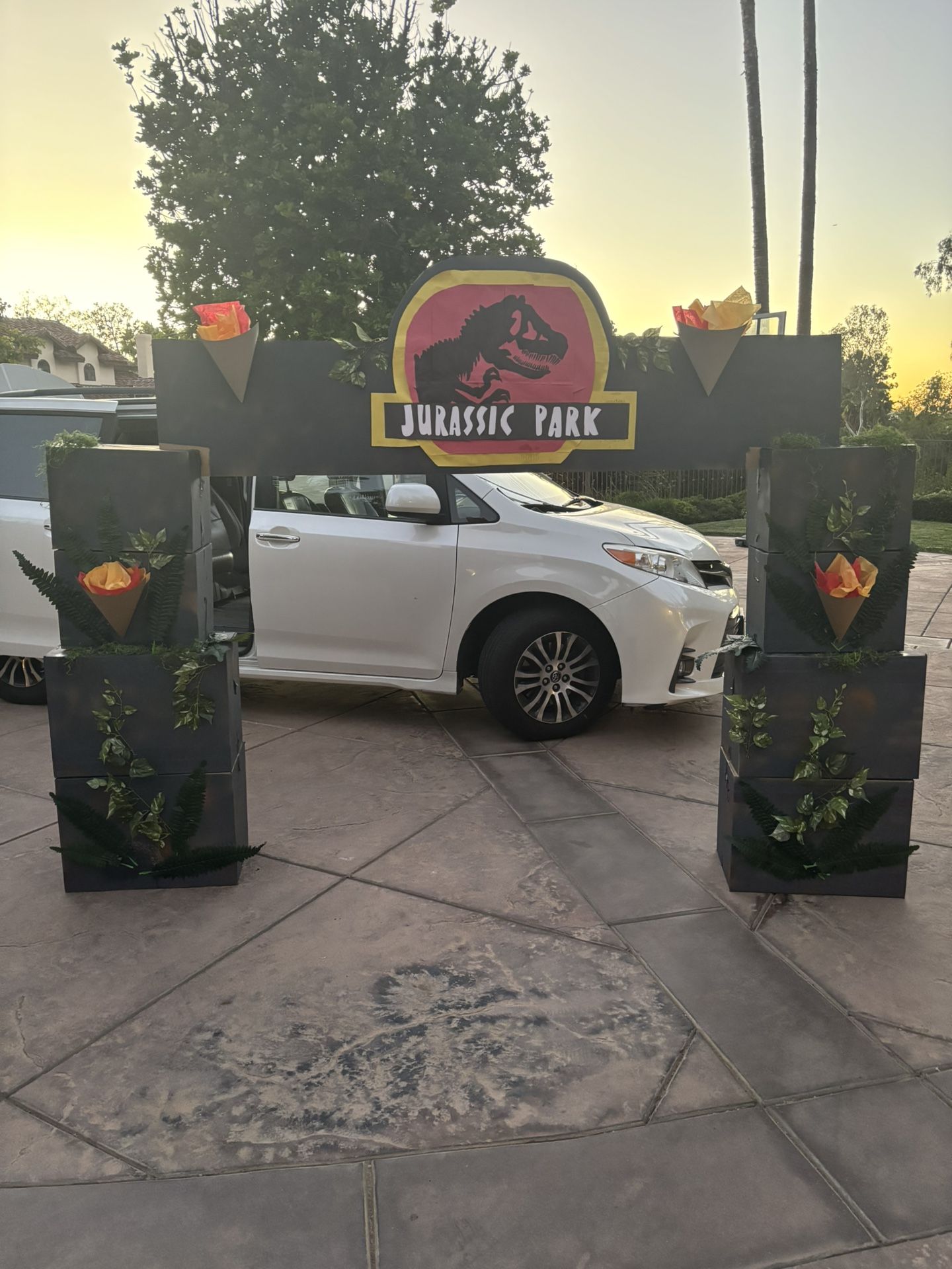 Party arch Jurassic park Theme