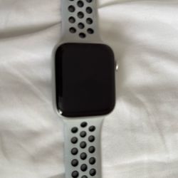44 Mm Apple Watch SE