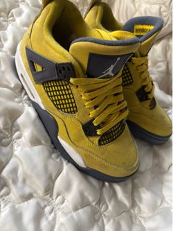 Jordan 4’s lightning