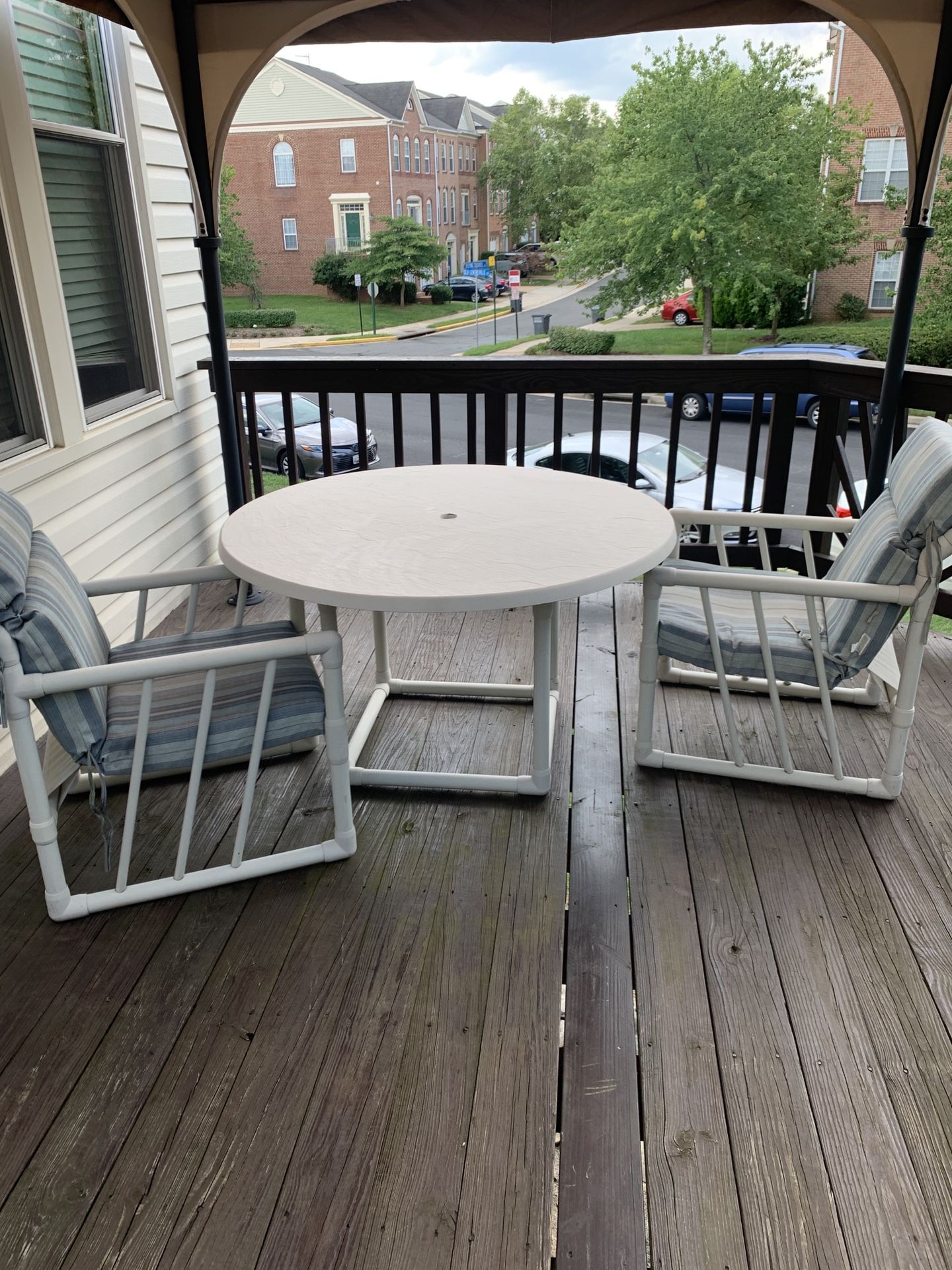 Outdoor table & 2 chairs