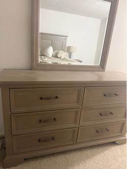 Vallardia King Bedroom Set – Like New