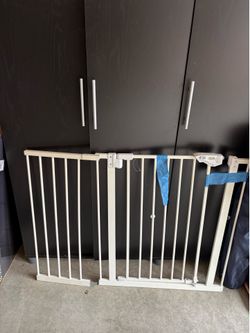 Adjustable baby gate $10
