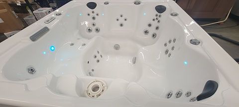 2020 Sundance Chelsee hot tub