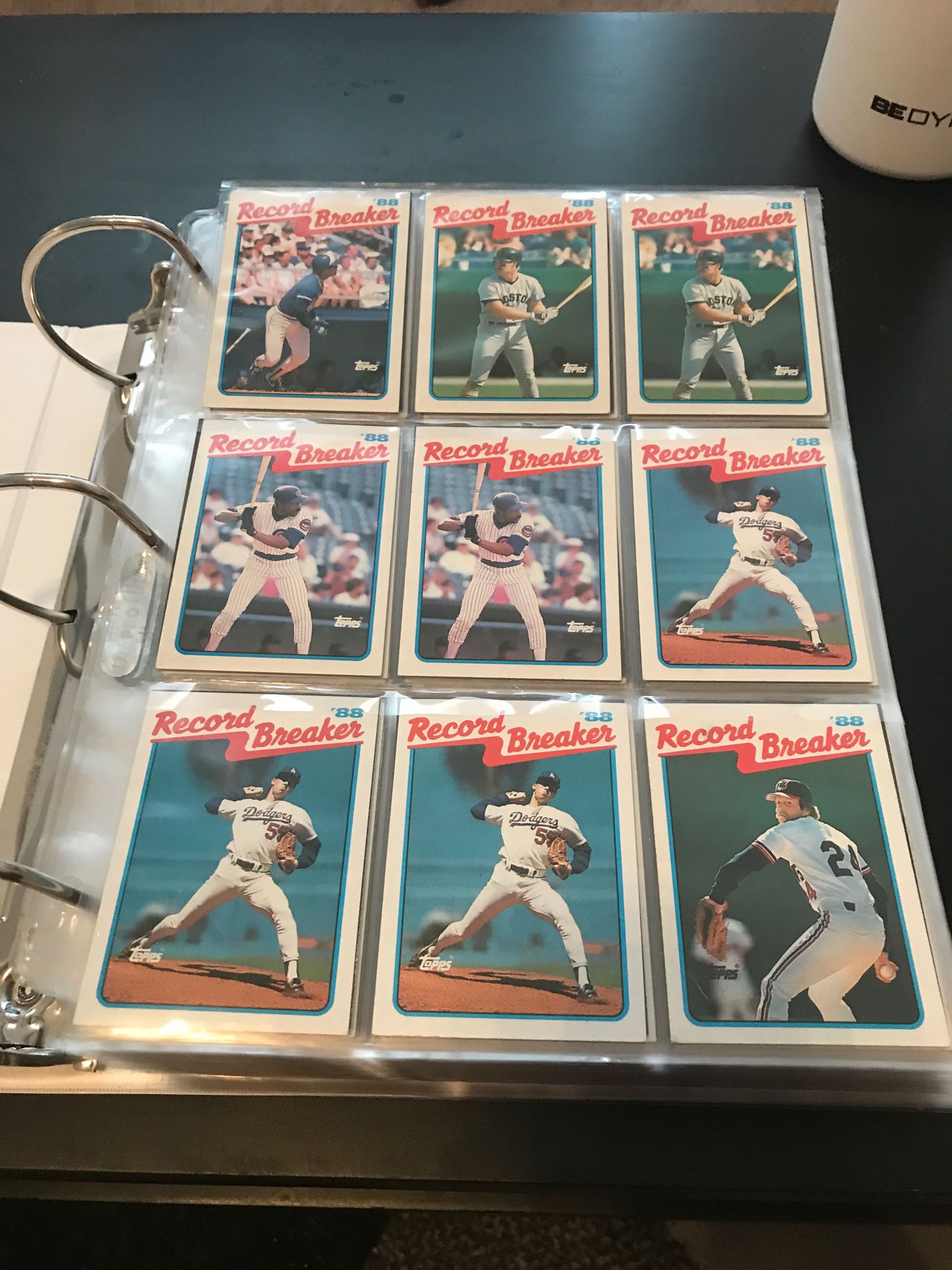 Binder of 1989 Topps baseball cards(around 670)