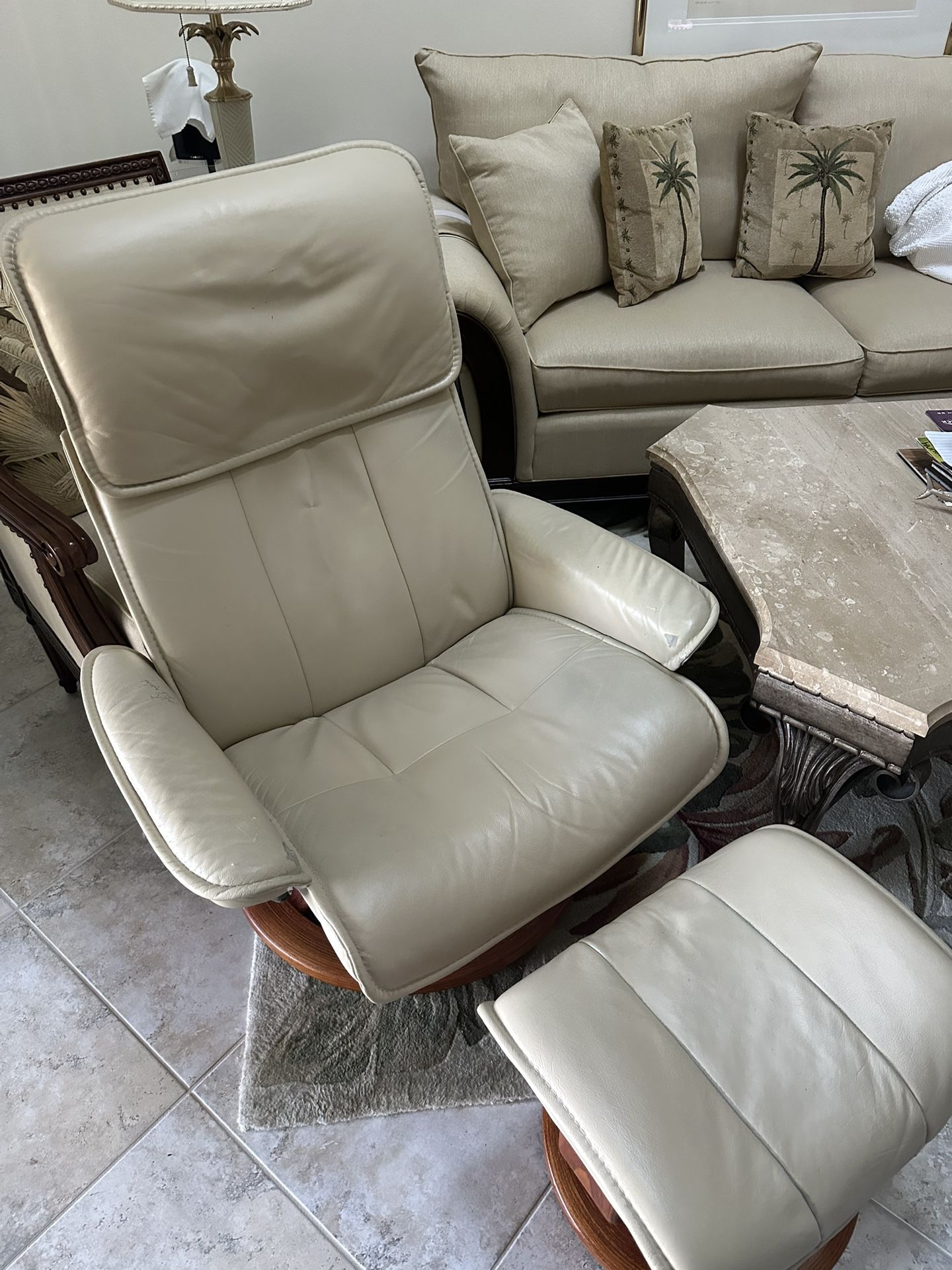 Stressless Consul Recliner & Ottoman - Cream Batick Cream $2700 Retail