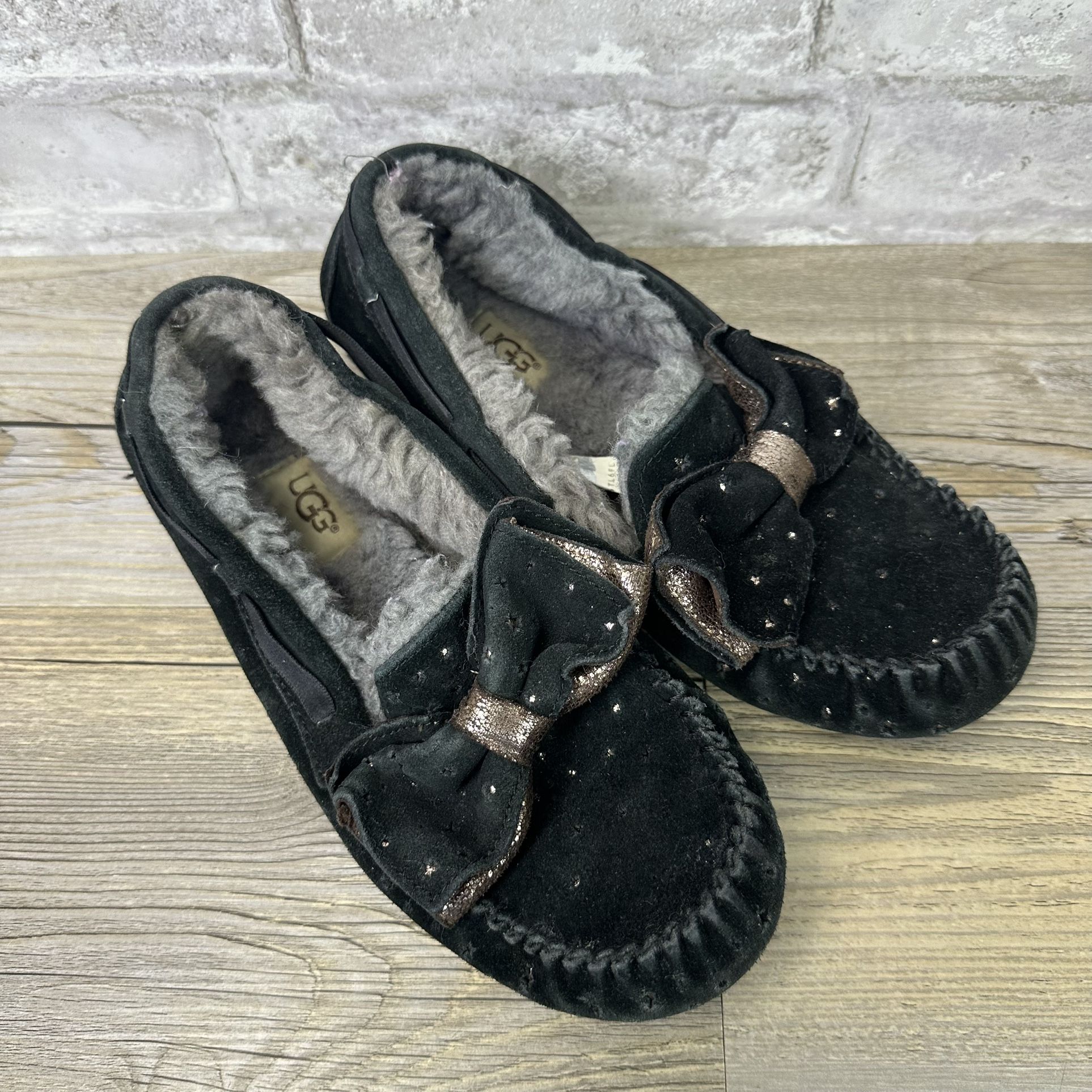 Ugg Dakota Stargirl Slipper Size 7 Bow Black Suede Slip On Comfort Cozy Sherpa