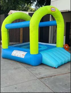 Little Tikes Splash n' Spray Indoor/Outdoor 2-in-1 Inflatable Bouncer