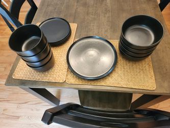6 plates and 8 bowls (black)