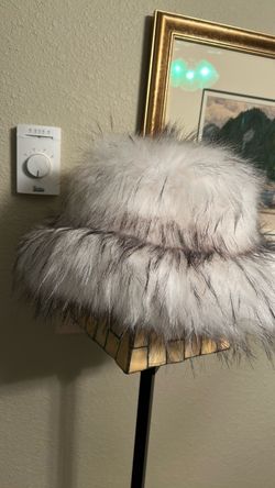 Winter Hat white Black fur Expensive beautiful Sz  S/M  80$ pk up Everett Mall way