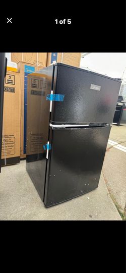 Midea 3.1 cubic foot Compact Refrigerator and Freezer, Black