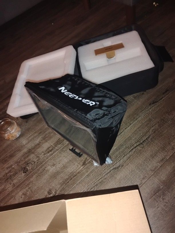 Neewer X12B.  Camera Teleprompter