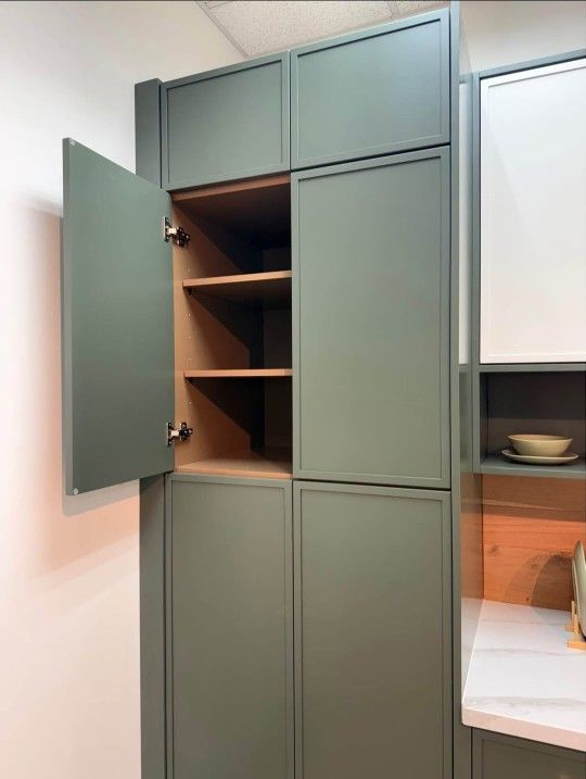 Kitchen Cabinets And Quartz