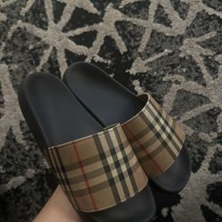 Burberry slides 