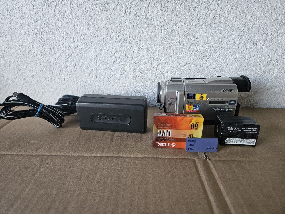 Sony HandyCam DCR-TRV11 MiniDV Camcorder