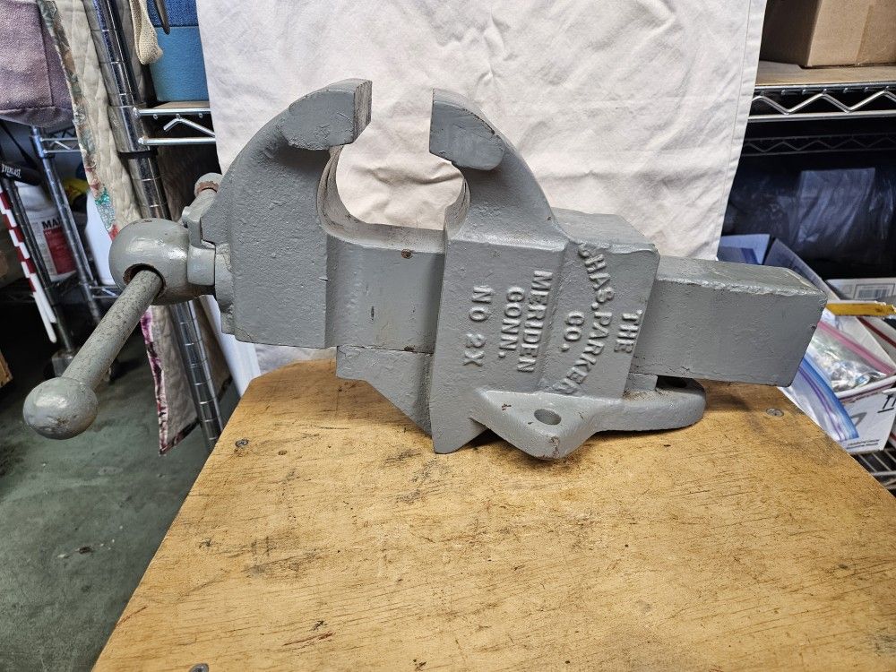 SUPER HEAVY DUTY BENCH VISE, 4 1/4 INCH WIDE JAWS, USA