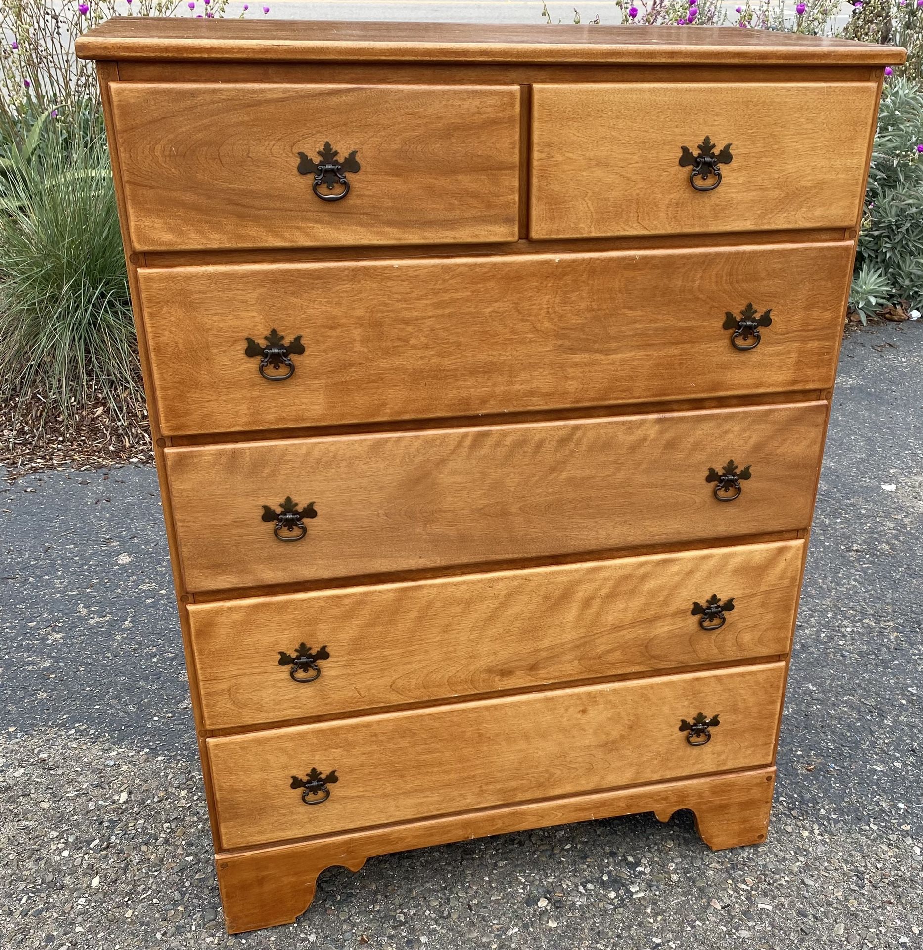 Dresser solid maple 6 drawers  This dresser was made by Ethan Allen Drawers all slide great dovetail construction #71940 Absolutely beautiful. There i