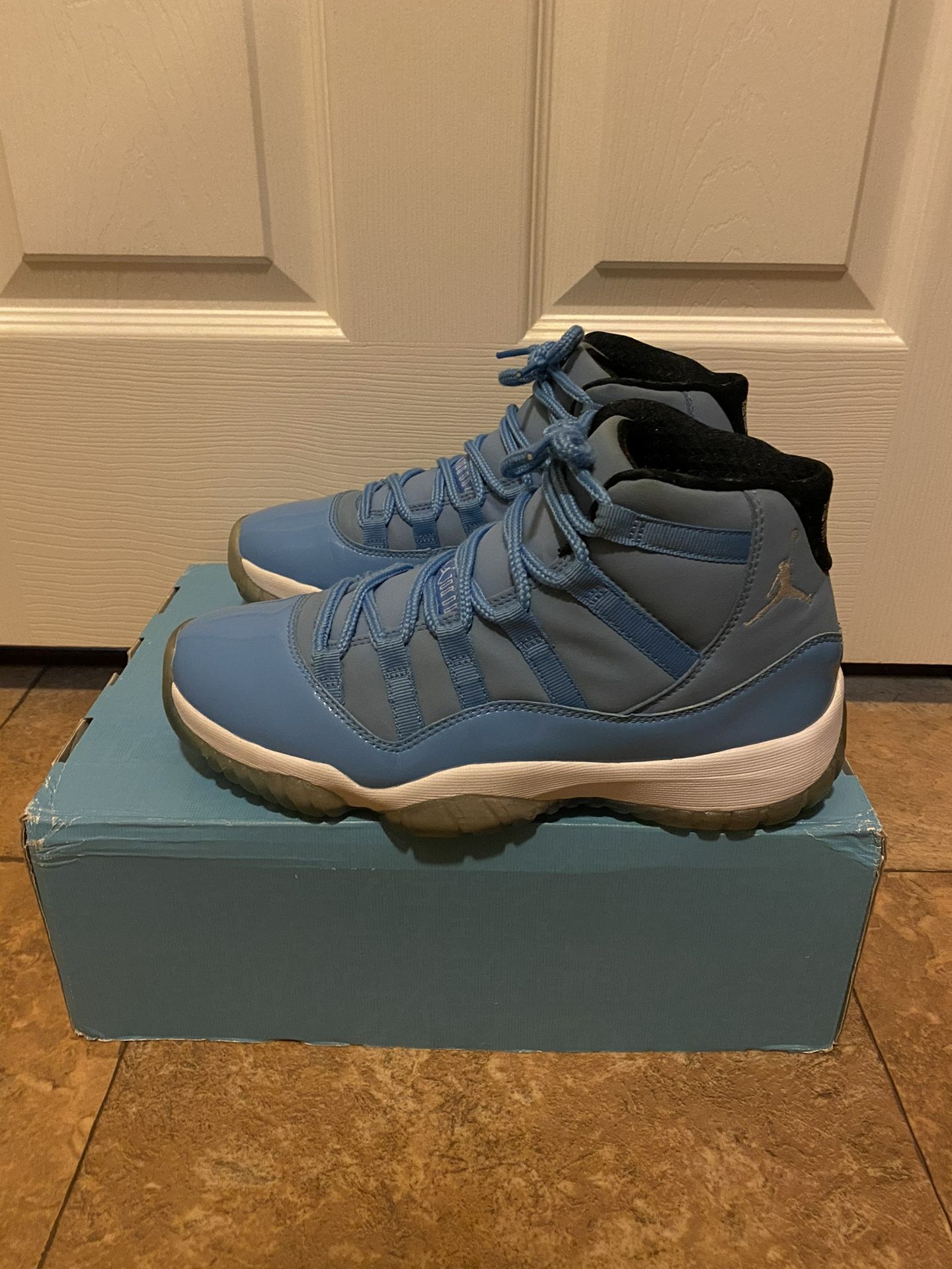 Jordan Retro 11 Pantone Size 8.5 Mens