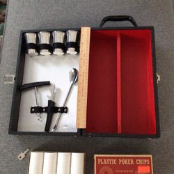 1950’s Portable Bar Accessory Kit Wood Case w/ 1980 Poker Chips