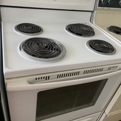 Bright Whirlpool Clean Electric Stove Range!   Self Cleaning Option  Oven Timer   30”   White color  $189   Buy Rite Appliance  2327 E Third St Dayton