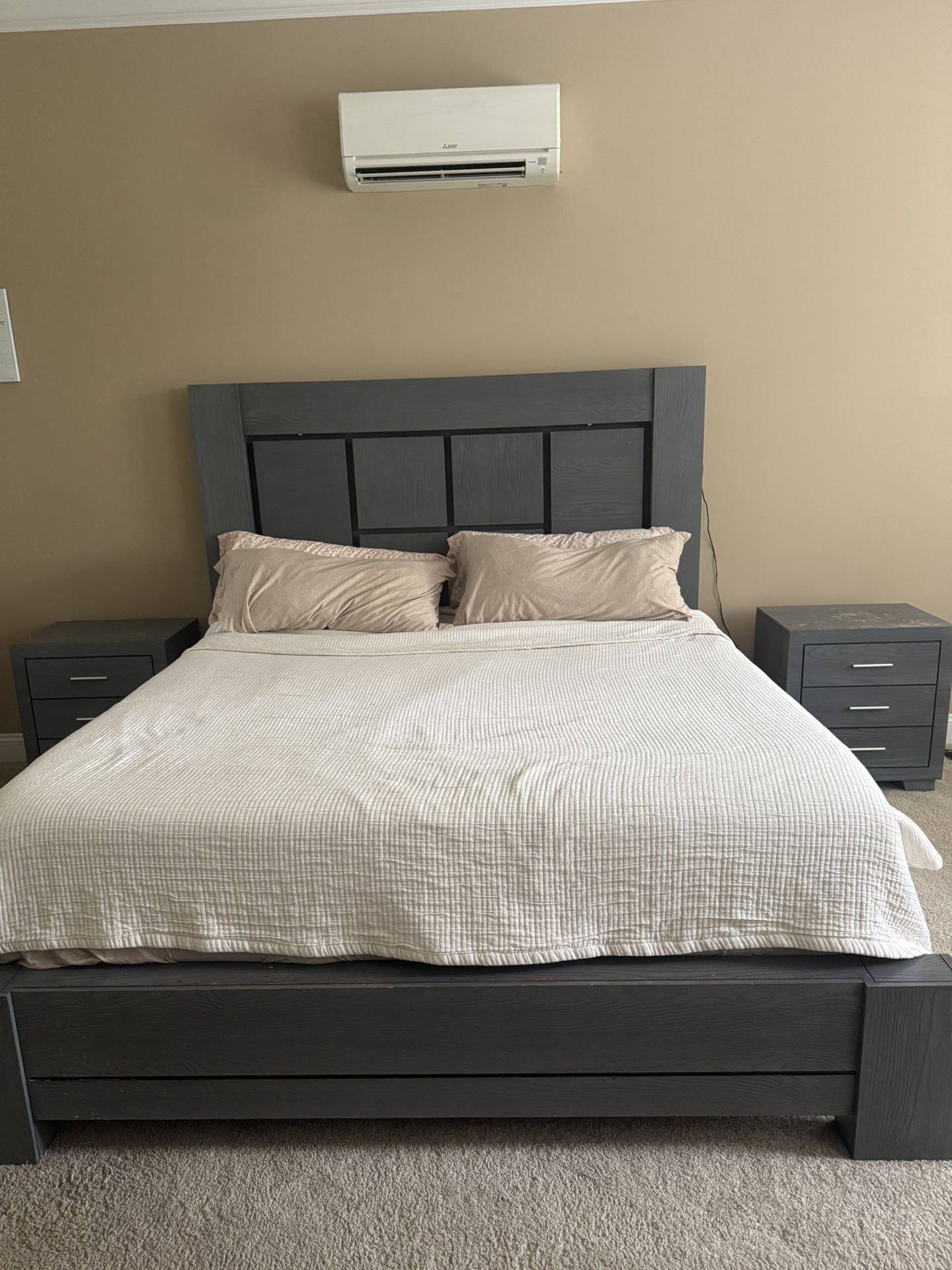 Modern Gray Wood Bedroom Set – King Size