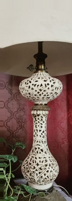 VINTAGE MID CENTURY WHITE BLANC DE CHINE RETICULATING PORCELAIN LAMP$70