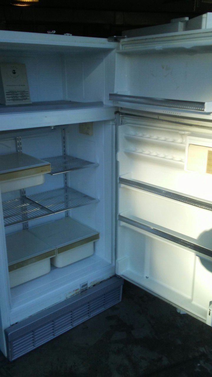 Sears Coldspot White 18.0 cu ft fridge/freezer