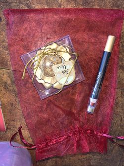 Favors MAKE ME AN OFFER