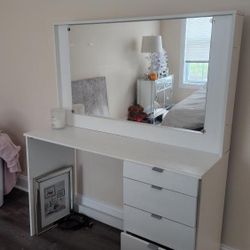 White Desk with Vanity Mirror 