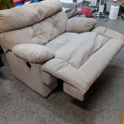 OVERSIZED TAN RECLINER. ⬇️SEE DESCRIPTION BELOW ⬇️