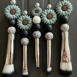 5 Brush Make- Up Set ( 2 Pictures)