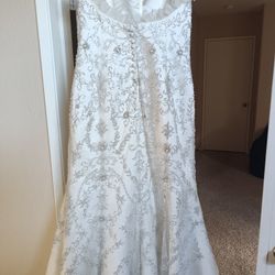 Oleg Cassini White bead embroidered wedding dress Size 10 Ivory mermaid style with a sweetheart neckline

Condition is used with a couple small tears 