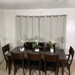 Extendable Dining Table With 8 Chairs!