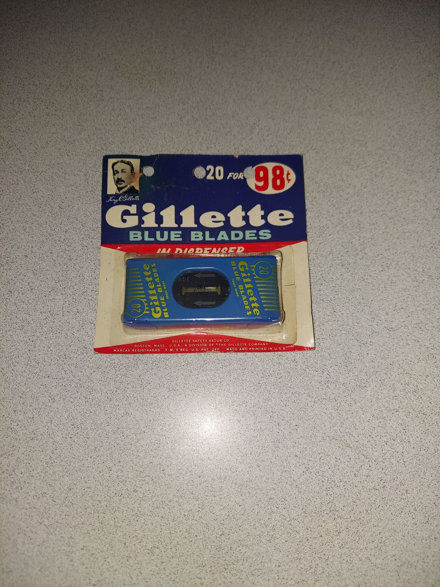 EXTREMELY RARE VINTAGE GILLETTE 20 PACK BLUE BLADES IN DISPENSER NEW FACTORY SEALED