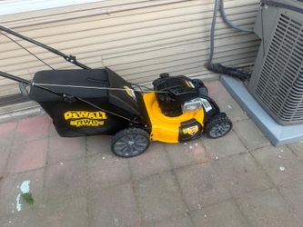 Dewalt 21 in. 163cc Briggs and Stratton 725Exi Engine Rear Wheel Drive 3-in-1 Gas Self Propelled Walk Behind like new