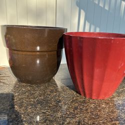 2 Plastic Pots - Good Condition 