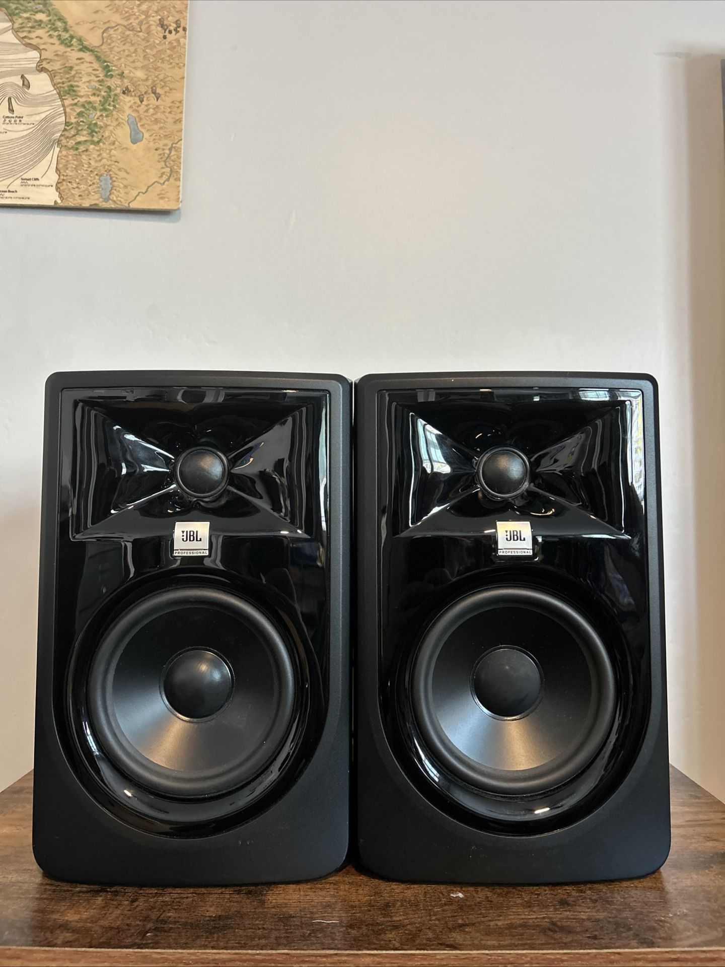 JBL Mk2 3 Series LSR305 5" Two-Way Powered Studio Monitor Kit - Pack of 2