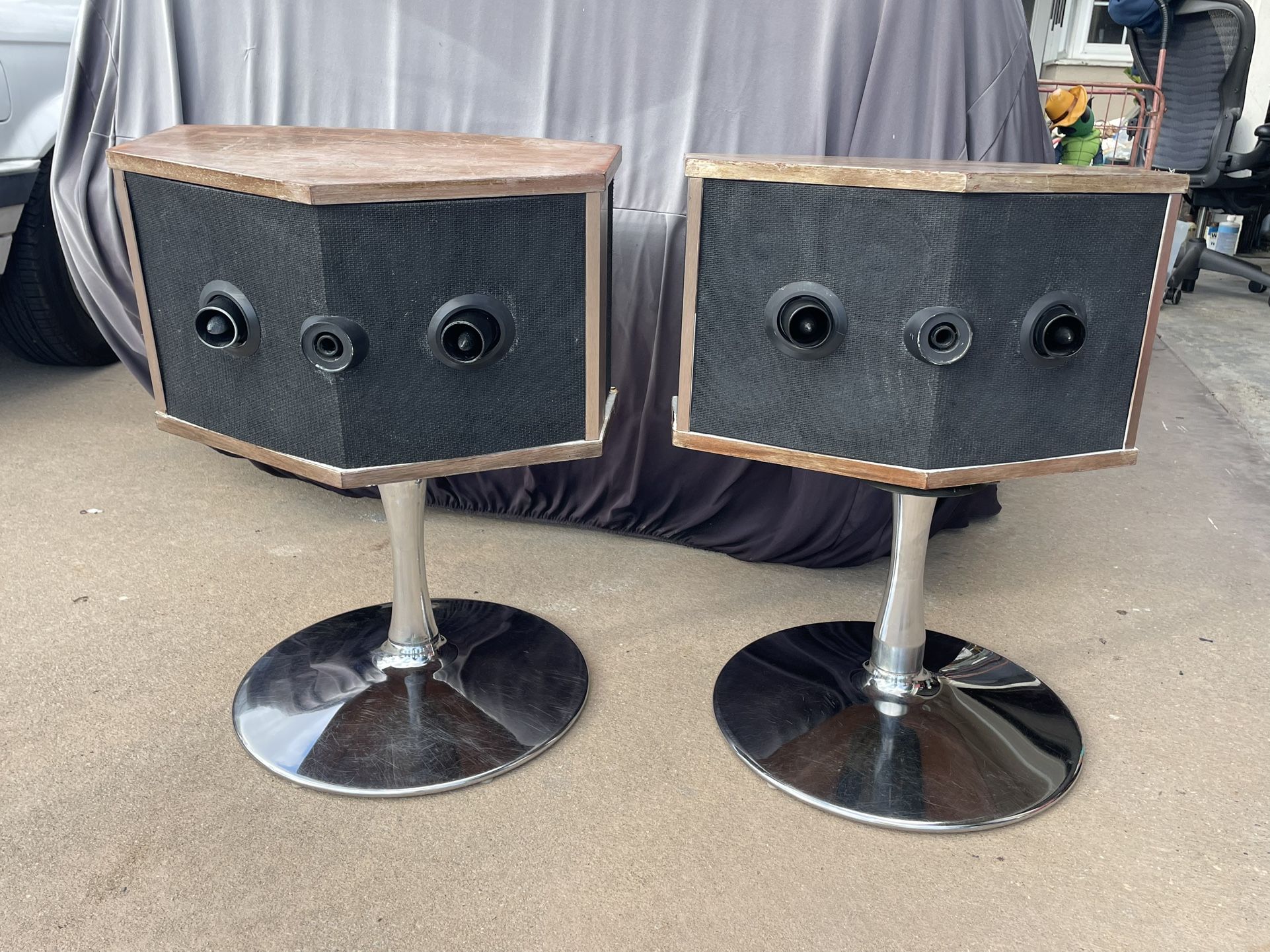 Vintage mid century BOSE 901 Series V Speakers tampered tulip chrome stands