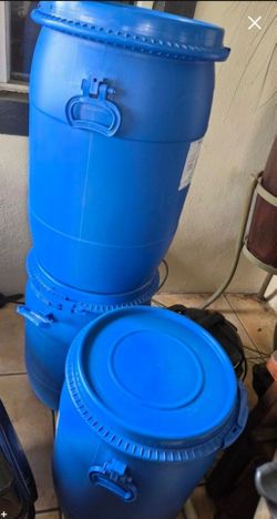 Tanques plásticos azules