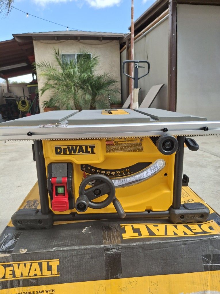 Dewalt 25 Amp Corded 8-1/4 in. Compact Table Saw