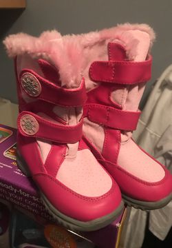 Girls size 8 snow boots.