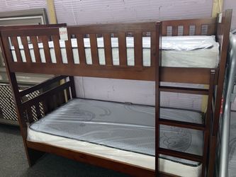 Twin bunk bed
