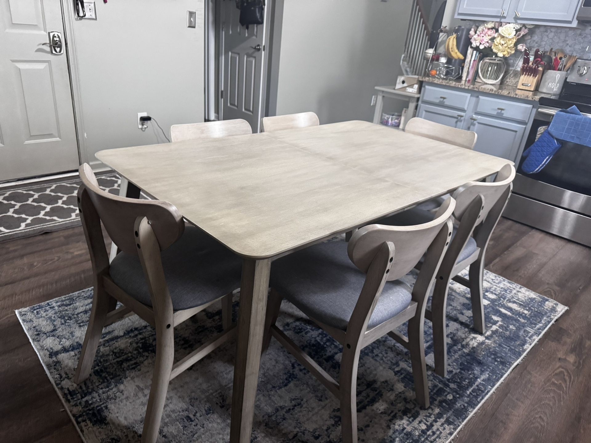 I Pay $1178 Before The Tex In ROOMS TO GO Livano Gray 7 Piece Wood Dining Table Set (Seats 6 Brand new condition This 7 piece dining set offers a mi