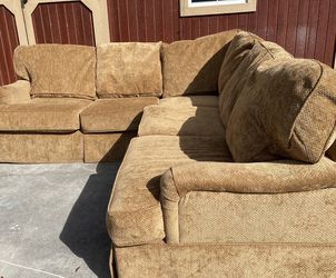 Super nice sectional in very good condition no rips or