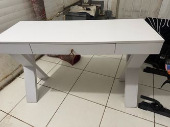 Escritorio de madera color blanco