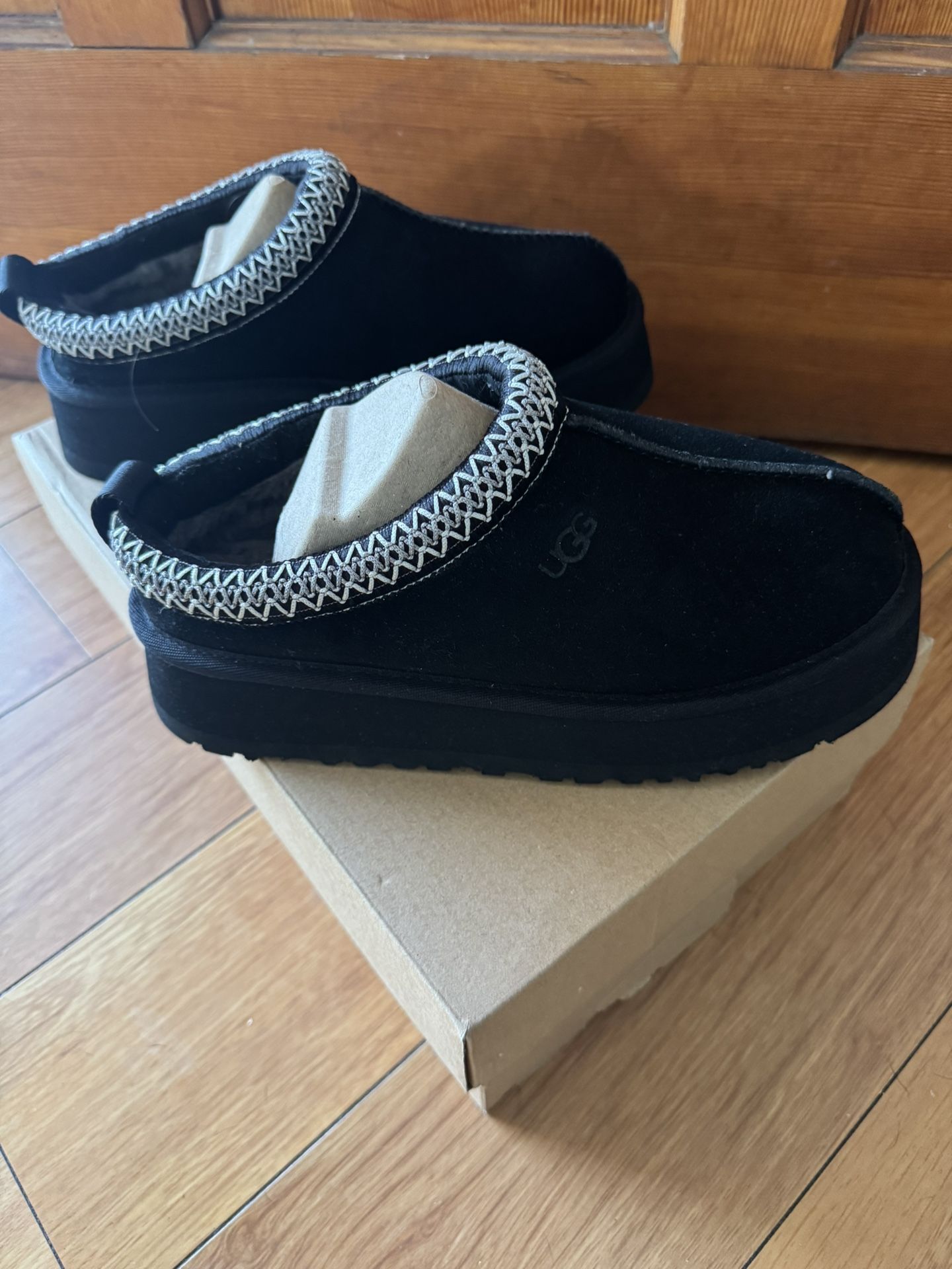 UGG TAZZ Size 7 (NEW)
