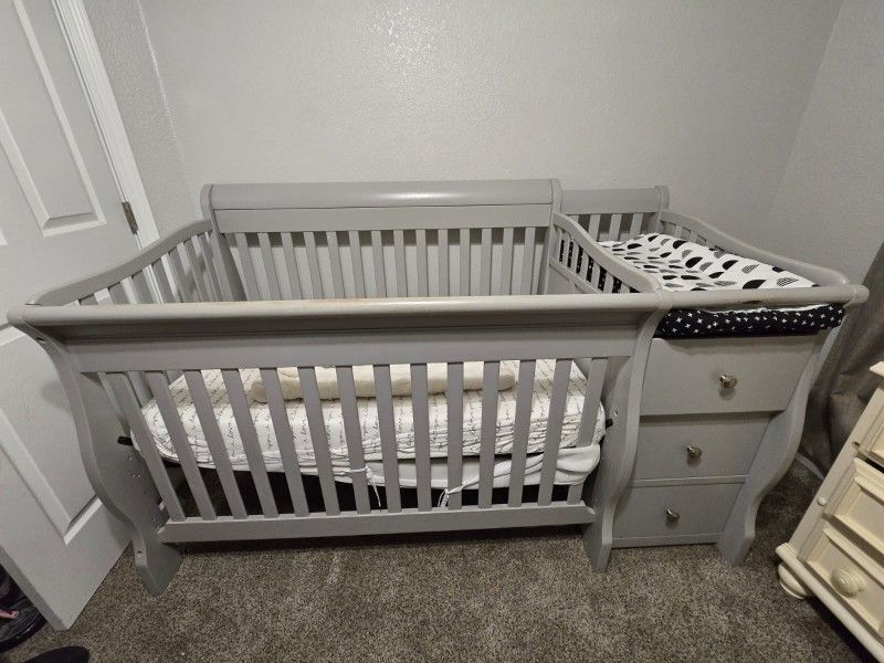 Infant Crib w/Changing Table