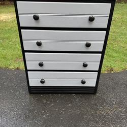 Smaller Sized, Nice Vintage Solid Wood 4 Drawer Dresser
